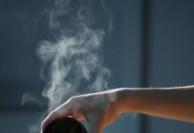 ‘나를 돌봄’이 정신건강 지키는 첫걸음…일상 속 실천법 주목 person pouring hot water on white cup