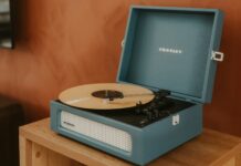 일상으로 스며든 웰니스 문화, 건강한 생활을 위한 실천법 A blue record player with a record on it.