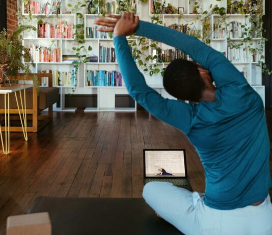 미니멀 홈트 열풍, 일상 속 ‘작은 운동’ 실천법 주목 a man doing yoga in a living room