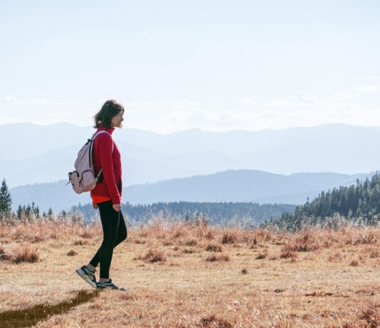 일상의 ‘걷기 습관’이 바꾸는 건강 트렌드…실천 루틴으로 만드는 방법 a man with a backpack walking across a dry grass covered field