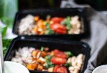 “꾸준함이 답이다”… 균형 잡힌 식단 실천, 이제는 작은 변화부터 a couple trays of food