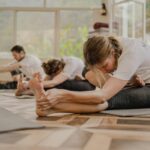필라테스, 건강한 일상을 위한 맞춤 운동 트렌드로 인기 a group of people doing yoga in a room