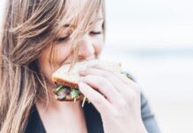 ‘나를 돌보는 작은 습관’… 웰니스 문화가 우리 삶에 스며든다 woman eating sandwich