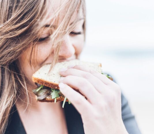 ‘나를 돌보는 작은 습관’… 웰니스 문화가 우리 삶에 스며든다 woman eating sandwich