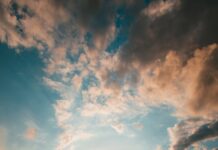 ‘마음챙김 명상’, 집에서 실천하는 스트레스 관리 생활화 person sitting and facing back under blue and white sky