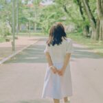 요가, 명상보다 주목받는 건강 트렌드 ‘마음챙김 걷기’…일상에서도 쉽게 실천하는 방법은 woman in white dress walking on road during daytime