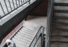 MZ세대부터 시니어까지… ‘슬기로운 걷기 습관’이 만드는 건강한 일상 man walking upstairs