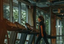걷기 운동, 일상 속 건강 지키는 첫걸음…작은 실천이 만드는 큰 변화 a woman running on a treadmill in a gym