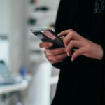 스마트폰 덜 들여다보기, 건강한 삶의 출발점 될 수 있다 person holding black android smartphone