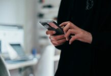 스마트폰 덜 들여다보기, 건강한 삶의 출발점 될 수 있다 person holding black android smartphone