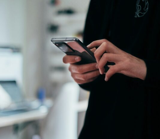 스마트폰 덜 들여다보기, 건강한 삶의 출발점 될 수 있다 person holding black android smartphone
